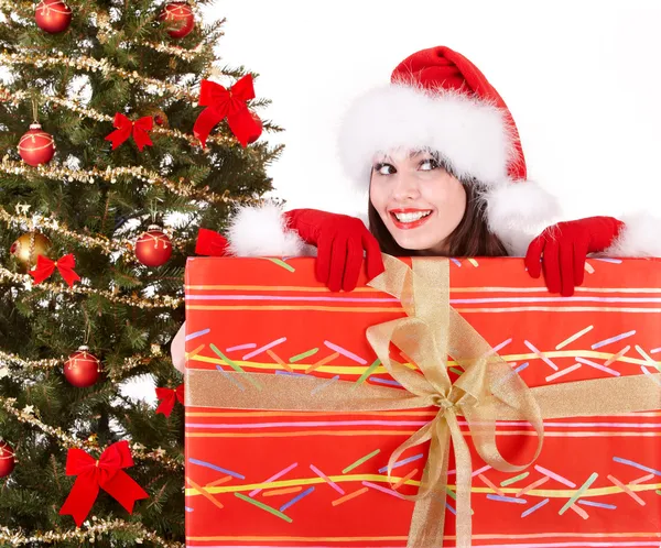 Рождественская девушка в шапке Санты и елке с красной подарочной коробкой . — стоковое фото