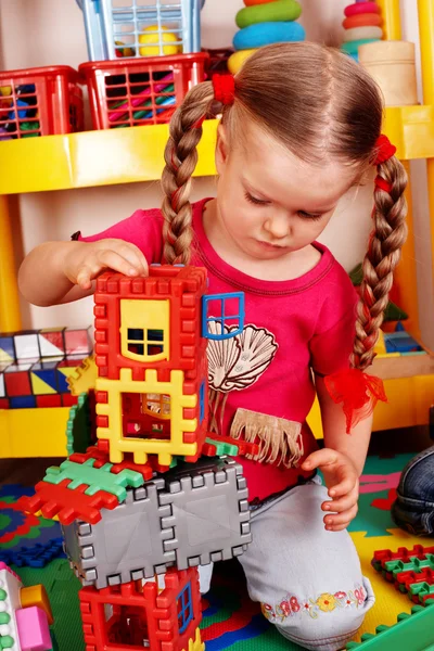 Dítě s puzzle, blok a stavebnictví v herně. — Stock fotografie