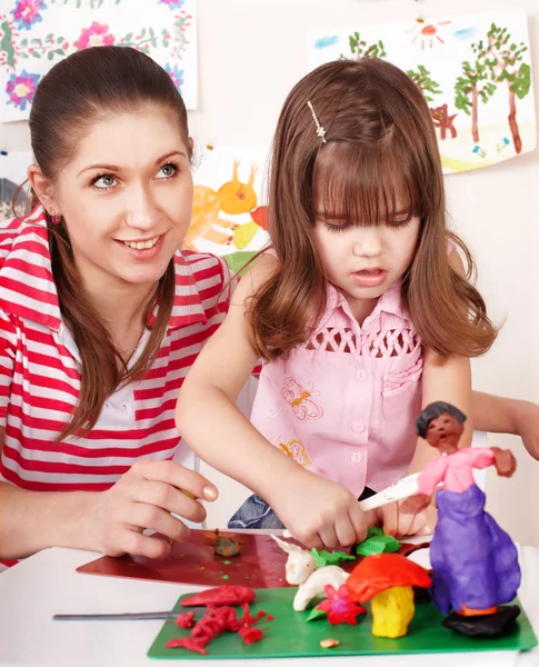 Mother and the daughter mould from plasticine. — Stock Photo, Image