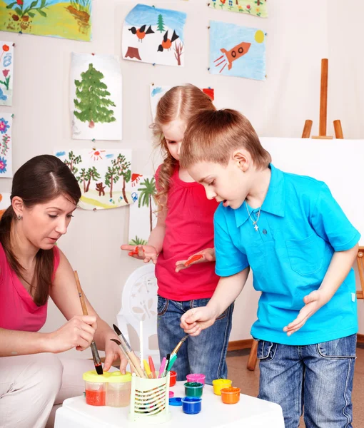 Barn målar med lärare. — Stockfoto