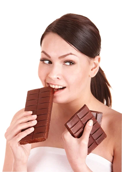Mooi meisje bijten chocoladereep. — Stockfoto
