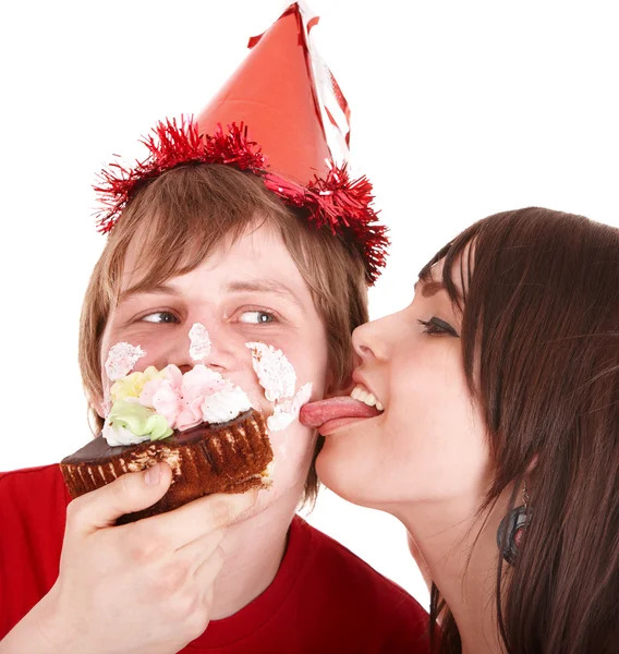 Man in feest hoed en meisje eten taart. — Stockfoto