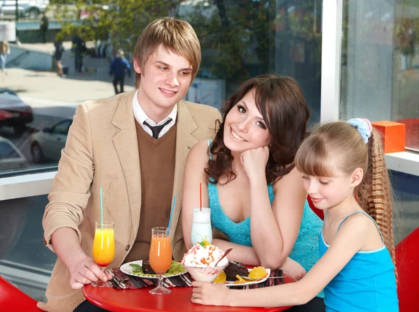 Gelukkige familie met kind in café. — Stockfoto
