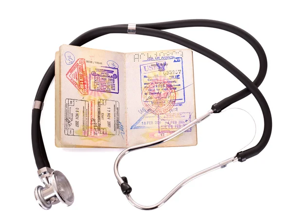 Nature morte médicale avec stéthoscope et passeport . — Photo