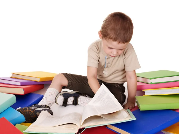 Barn läsa högen av böcker. — Stockfoto