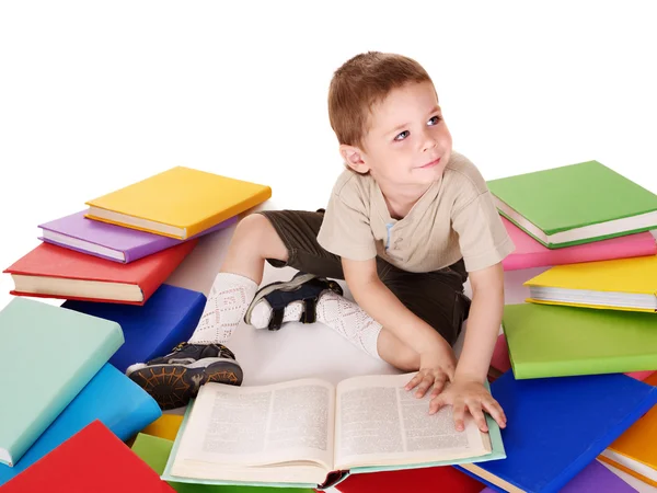 Criança lendo pilha de livros . — Fotografia de Stock