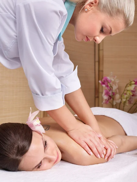 Jonge vrouw op massagetafel in schoonheid Wellness. serie. — Stockfoto