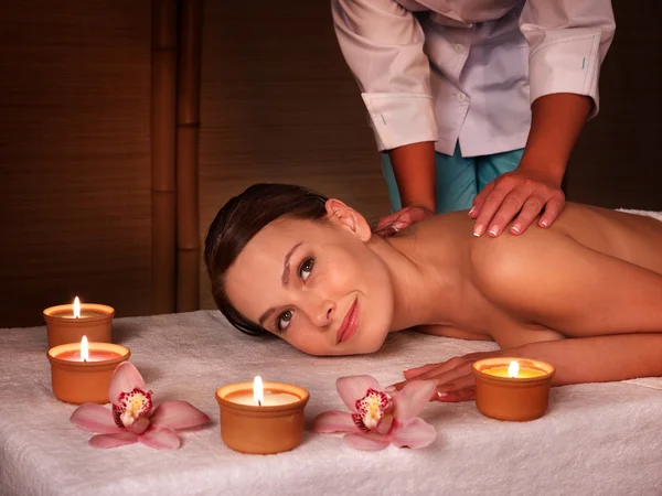 Junge Frau auf Massagetisch im Beauty-Spa. — Stockfoto
