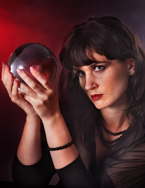 Jonge vrouw met kristallen bol. — Stockfoto
