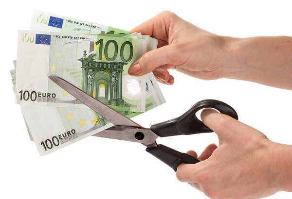 Банкнота евро, разрезанная ножницами
.
