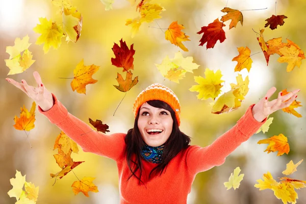 Menina no outono chapéu laranja com braço estendido . — Fotografia de Stock