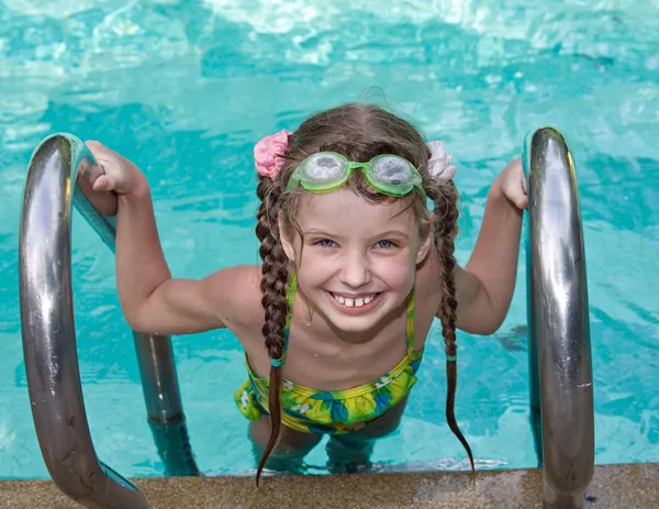 Menina em óculos deixa piscina . — Fotografia de Stock