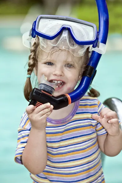 Kind leren om te zwemmen . — Stockfoto