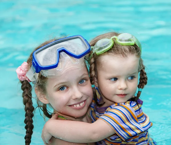 Los niños nadan en la piscina . — Foto de Stock