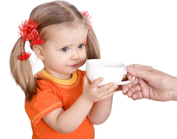 Dziecko w napój pomarańczowy kubek mleka. — Zdjęcie stockowe