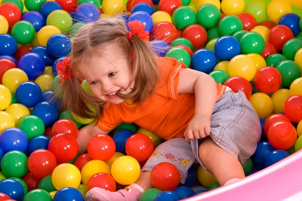 Kind in groep gekleurde bal. — Stockfoto