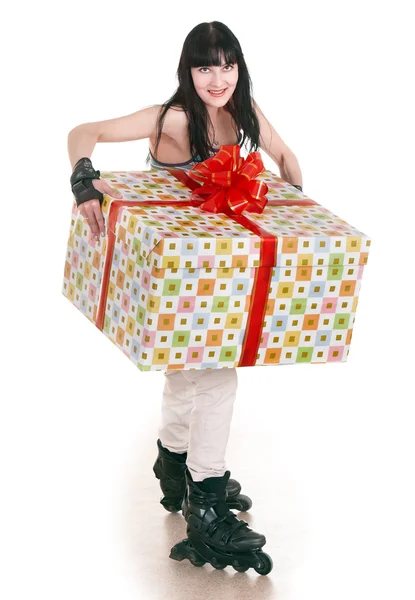 Дівчина з подарунковою коробкою катається на ковзанах . — стокове фото