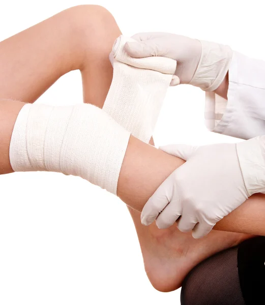 First aid at knee trauma. — Stock Photo, Image