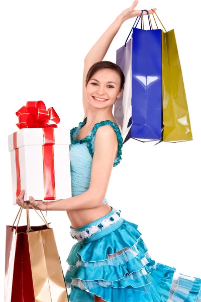 Chica con caja de regalo y arco . —  Fotos de Stock