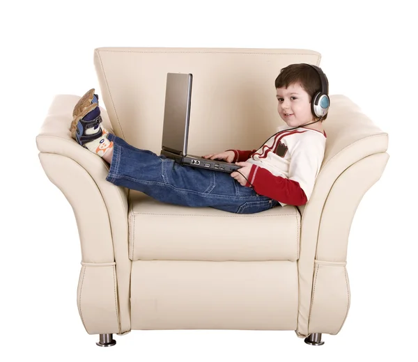 Jongen met laptop en hoofdtelefoon. — Stockfoto