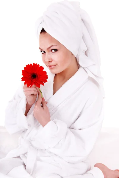 Bella giovane donna con fiore in spa . — Foto Stock