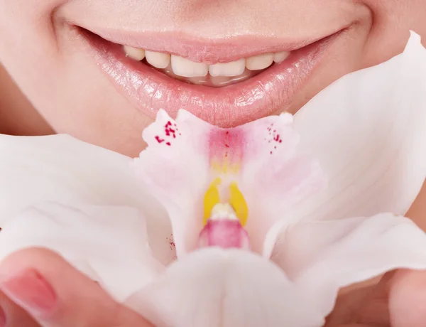 Kobiece usta i orchidea kwiat. Spa. — Zdjęcie stockowe