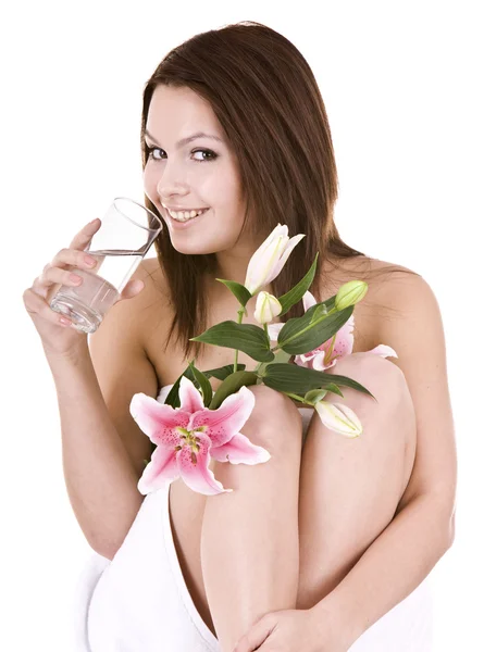 Schöne Frau im Wellnessbereich trinkt Wasser. — Stockfoto