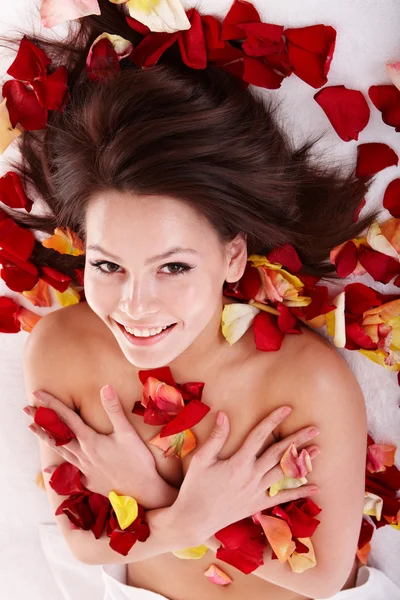 Mujer joven en mesa de masaje en spa de belleza . — Foto de Stock