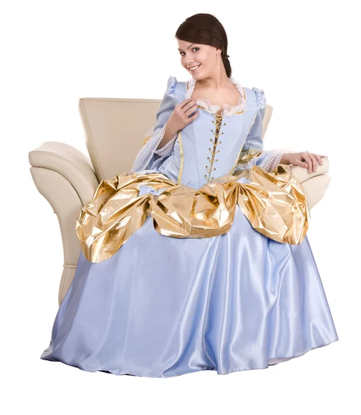 Menina em azul longo velho com vestido de ouro na poltrona . — Fotografia de Stock