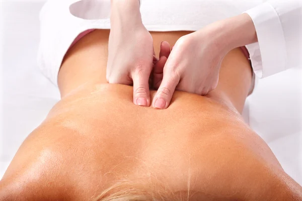 Massage des weiblichen Rückens. Wellness. — Stockfoto