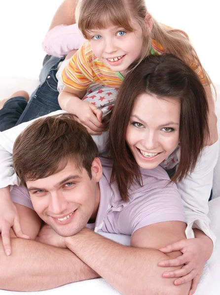 Šťastná rodina na bílé posteli. — Stock fotografie