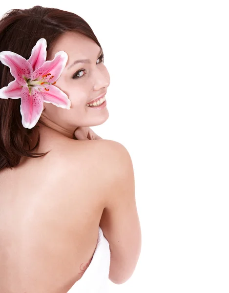 Mooie younggirl met bloem in spa. — Stockfoto