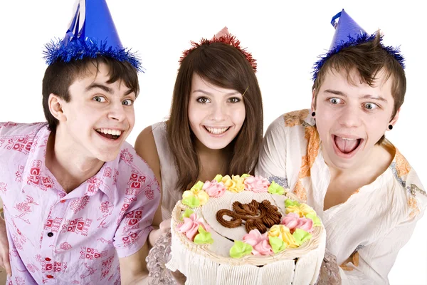 Ομάδα εφήβων με κέικ γιορτάσουμε χαρούμενα γενέθλια. — Φωτογραφία Αρχείου