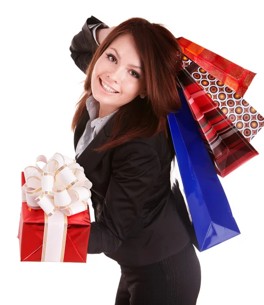 Девушка в деловом костюме с подарочной коробкой и сумкой . — стоковое фото