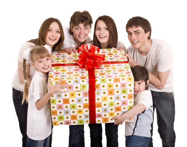 Счастливая семья с подарочной коробкой . — стоковое фото