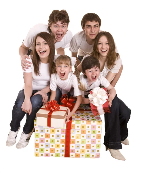 Gelukkige familie met doos van de gift. — Stockfoto