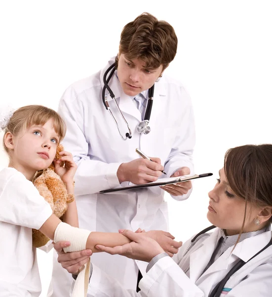 Dos pediatras tratan a un niño feliz. Medicina . —  Fotos de Stock