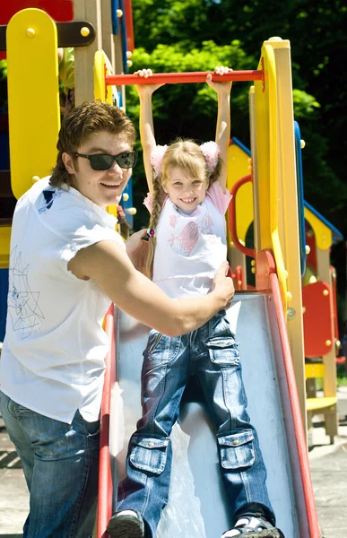 Счастливые отец и дочь в парке . — стоковое фото