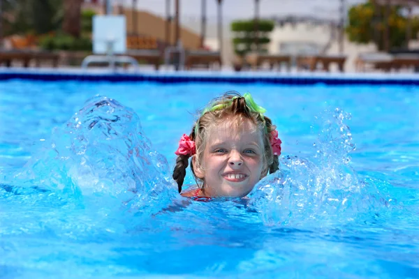 Дитяче плавання в басейні . — стокове фото