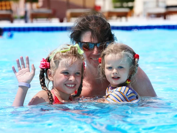 Yüzme havuzunda mutlu bir aile. — Stok fotoğraf