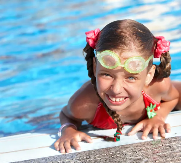 Enfant avec lunettes de protection dans la piscine . — Photo