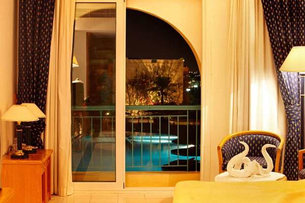 Interno con balcone aperto e piscina sottostante . — Foto Stock