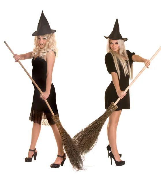 Halloween cadı sarışın siyah elbise ve şapka süpürge üzerinde. — Stok fotoğraf