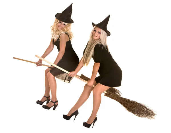 Skupina halloween čarodějnice blondýna v černém klobouku létat na koštěti. — Stock fotografie