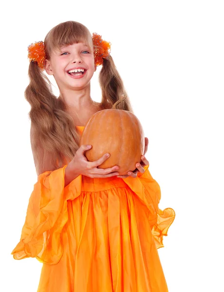 Flicka i orange lång klänning med pumpa på thanksgiving. — Stockfoto