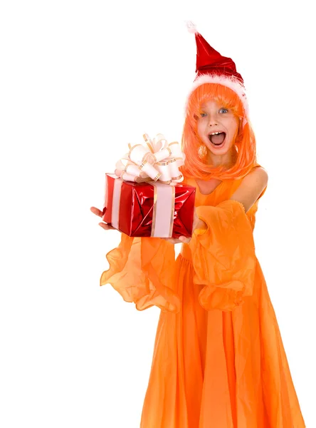Santa enfant fille en costume orange avec boîte cadeau rouge . — Photo