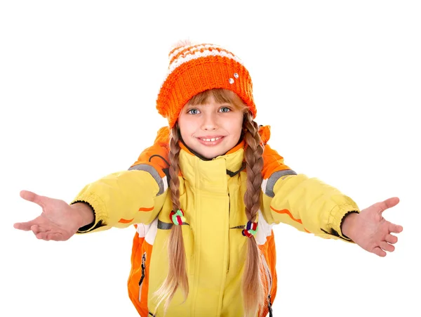 Mädchen im herbstlichen orangefarbenen Hut mit ausgestrecktem Arm. — Stockfoto