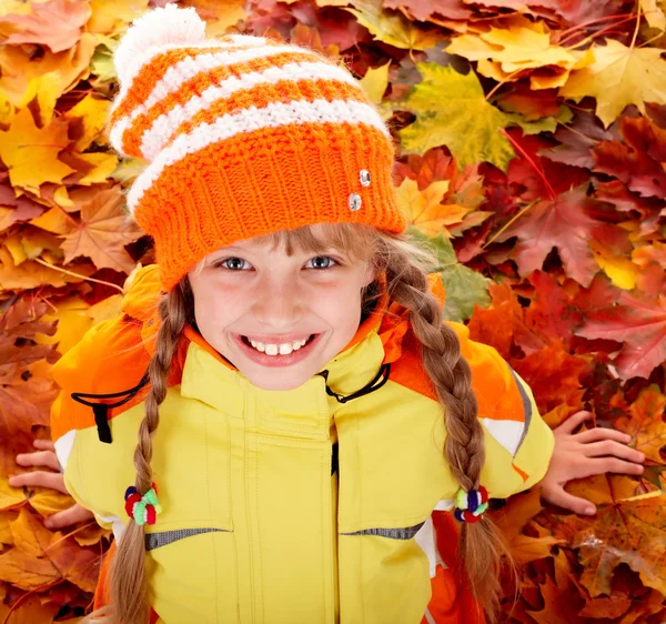 Chica en otoño sombrero naranja en el fondo de la hoja . — Foto de Stock