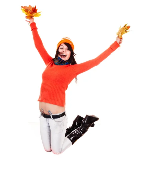 リーフと秋のオレンジ セーターの女の子をジャンプします。. — ストック写真