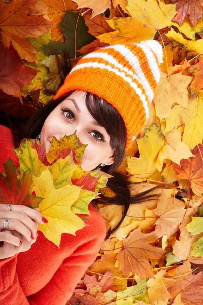 Ragazza in autunno cappello arancione sul gruppo foglia . — Foto Stock